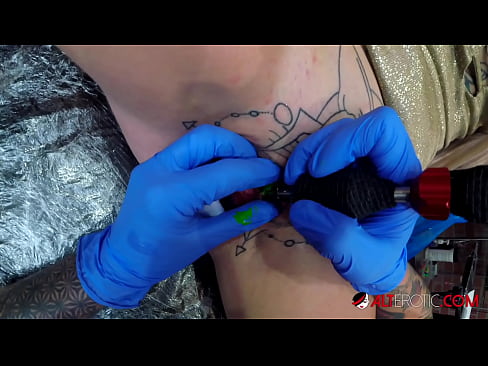 ❤️ Extremadamente tatuado hottie Sully Savage consiguió un tatuaje en su clítoris ☑ Porno fb en es.porno-negrov.ru ❌️